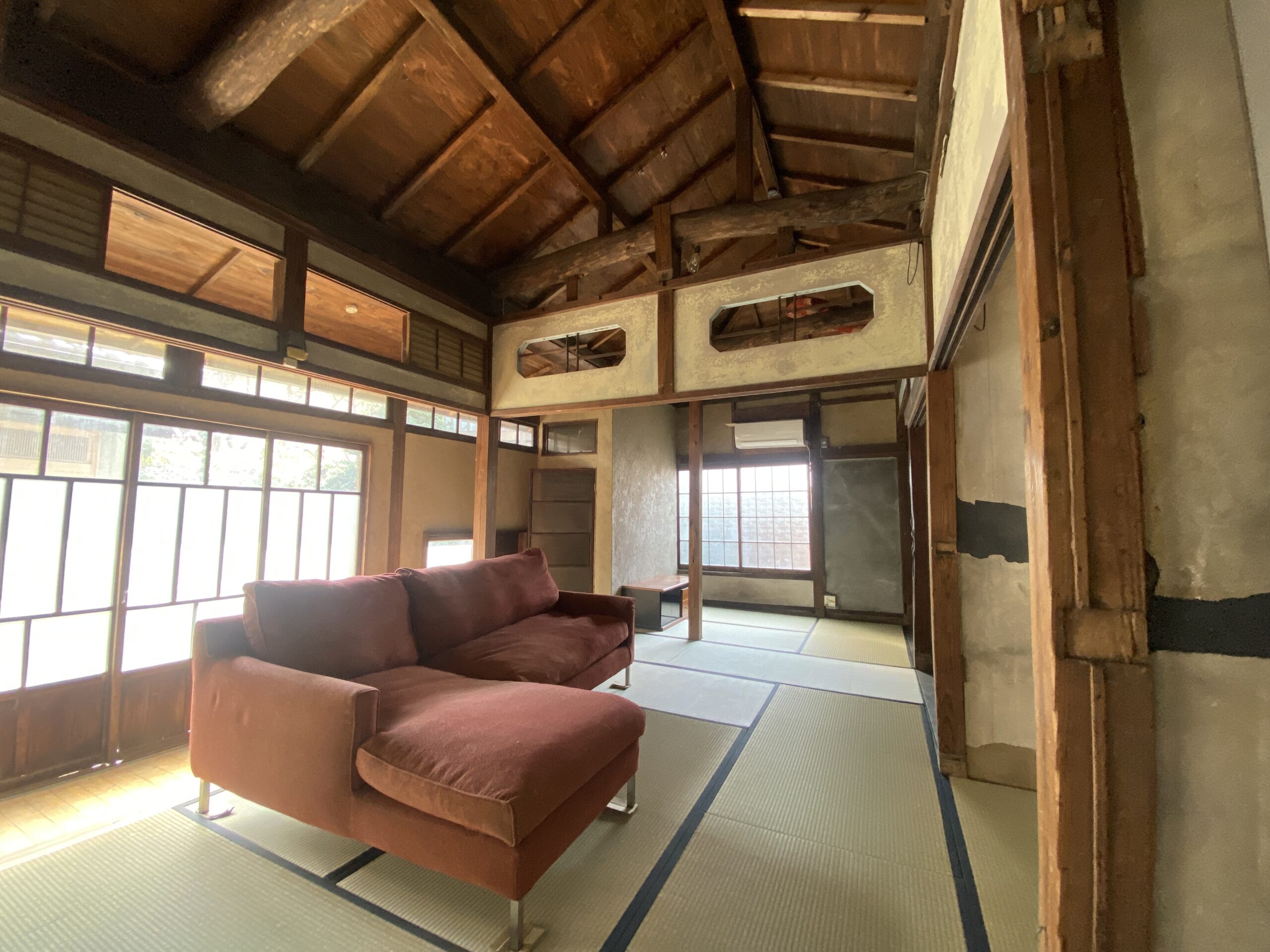 サボテンが生える庭のある築90年の平屋長屋シェアハウス